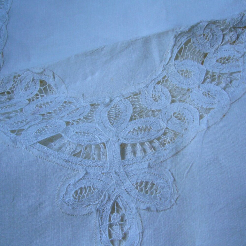 Vintage hand made lace and ecru linen tablecloth 86" x 80" - Picture 3 of 9